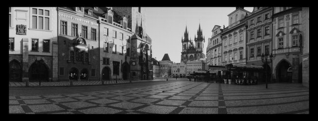 Pražské Staroměstské náměstí je opuštěné během covidových opatření.